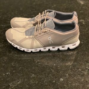 On cloud running shoes size 10